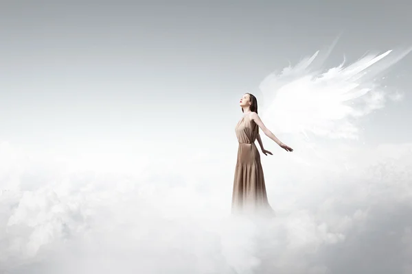 Девочка-ангел летит высоко — стоковое фото