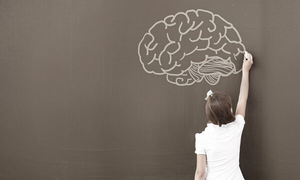 Школьница за доской
