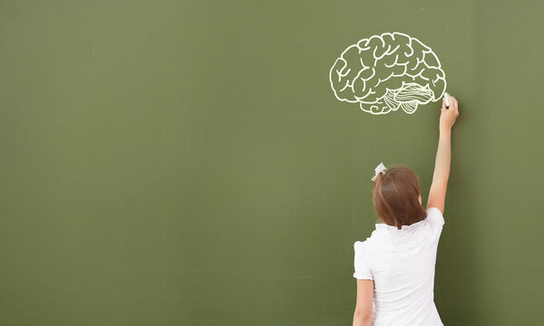 Школьница за доской
