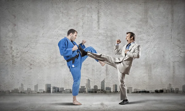 Karate-Mann im blauen Kimino — Stockfoto