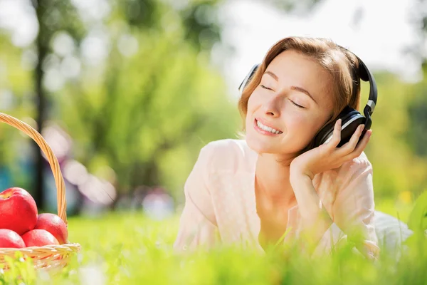 Sunny weekend in park — Stock Photo, Image