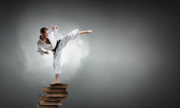 Karate uomo in kimino bianco — Foto Stock