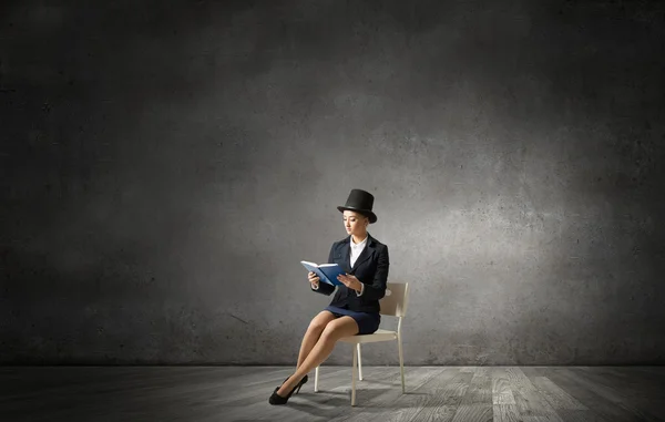 Girl in black cylinder — Stock Photo, Image