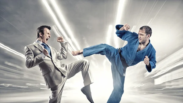 Karate uomo in kimino blu — Foto Stock