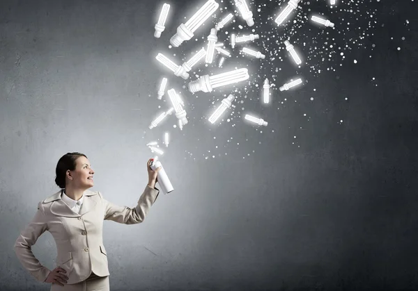 Mujer con spray puede — Foto de Stock