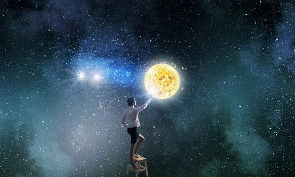 女商人触摸行星在天空 — 图库照片