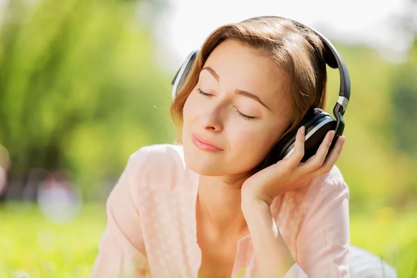 Sunny weekend in park — Stock Photo, Image