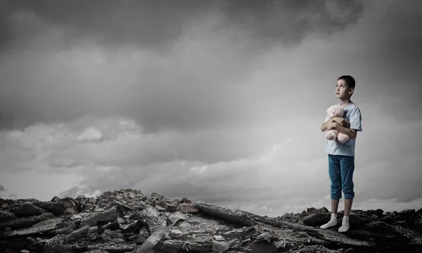 クマのおもちゃを持つ少年 — ストック写真