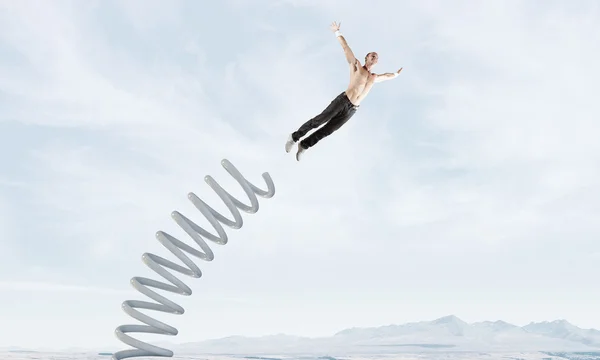 Hombre saltar en el trampolín — Foto de Stock