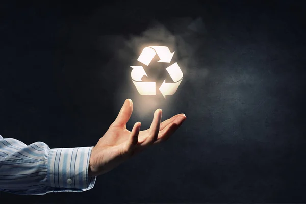 Hombre presentando símbolo de reciclaje — Foto de Stock