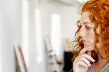 Resim Sanat Galerisi öndeki genç beyaz kadın