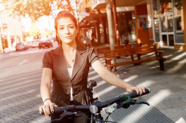 Genç kadın üzerinde bisiklet commuting