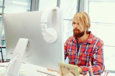 ofis yakışıklı işadamı