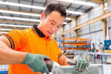 Asya işçi fabrikada üretim tesisi