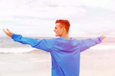 Silah spor giyim ile genç adam uzanmış