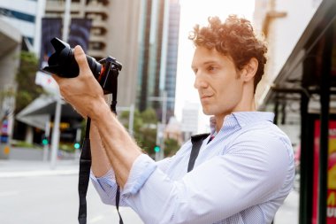 Erkek fotoğrafçı alarak resim