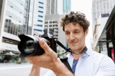 Erkek fotoğrafçı alarak resim