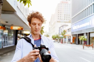 Erkek fotoğrafçı alarak resim