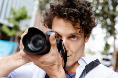 Erkek fotoğrafçı alarak resim