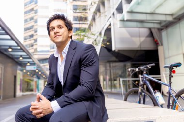 Açık havada kendinden emin bir iş adamının portresi.