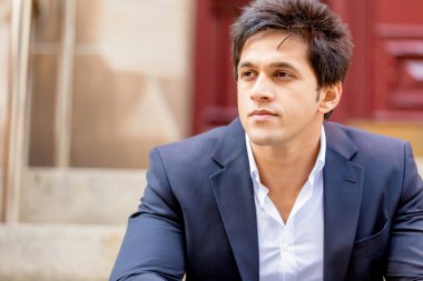 Açık havada kendinden emin bir iş adamının portresi.