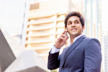 Açık havada kendinden emin bir iş adamının portresi.