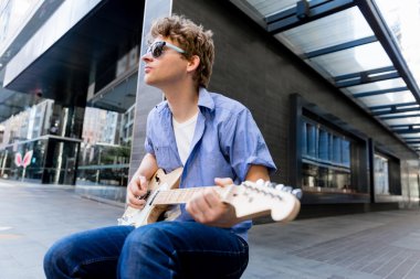 Gitar City ile genç müzisyen