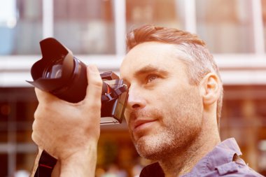 Erkek fotoğrafçı alarak resim