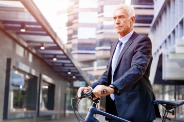 Başarılı bir iş adamı binicilik bisiklet