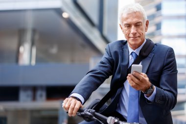 Cep telefonu ile bisiklet üzerinde başarılı iş adamı