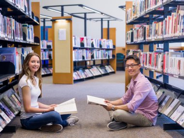 Kütüphanede iki genç öğrenciler