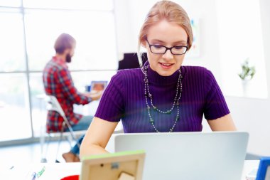 İş kadını ofiste.