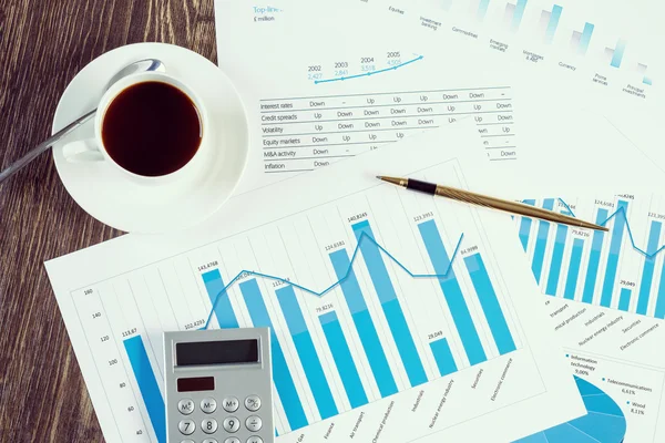 Financial charts and graphs on the table — Stock Photo, Image