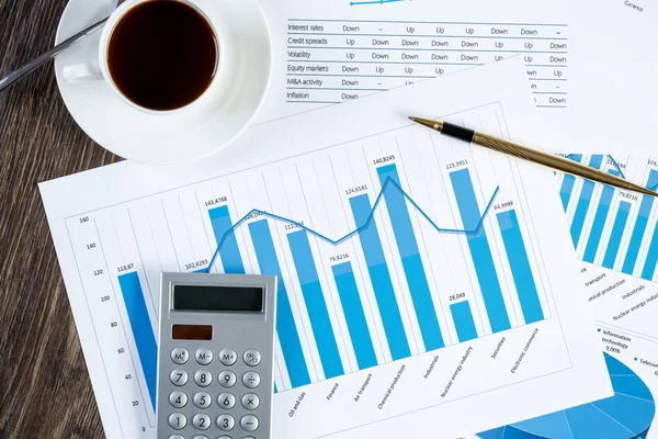 Финансовые диаграммы и графики на столе — стоковое фото