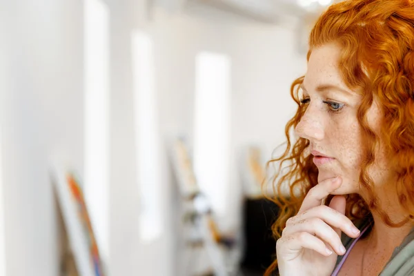 Young caucasian woman in art gallery front of  paintings — Stock Photo, Image