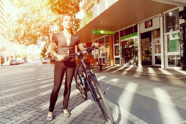 Genç kadın üzerinde bisiklet commuting — Stok fotoğraf