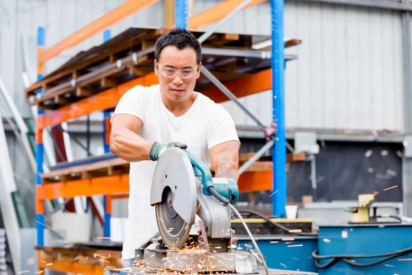 Travailleur asiatique dans l'usine de production sur le plancher de l'usine — Photo