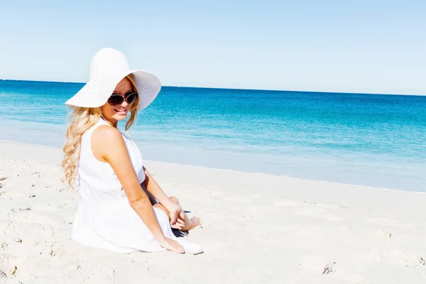 Jonge vrouw ontspannen op het strand — Stockfoto