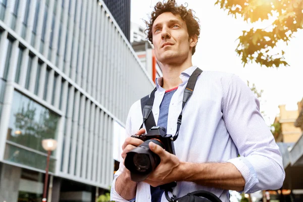 Fotógrafo masculino tomando fotos — Foto de Stock