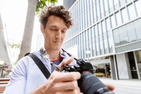 Fotógrafo masculino tomando fotos — Foto de Stock