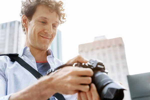 Photographe homme prenant une photo — Photo