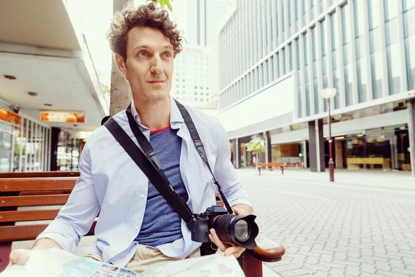 Turista masculino en la ciudad — Foto de Stock