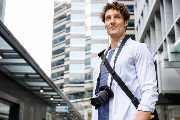 Male tourist in city — Stock Photo, Image