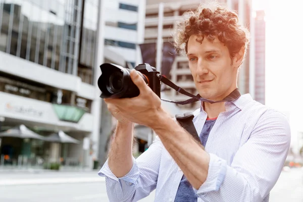 Male photographer taking picture — Stock Photo, Image