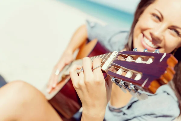 Bela jovem tocando guitarra na praia — Fotografia de Stock