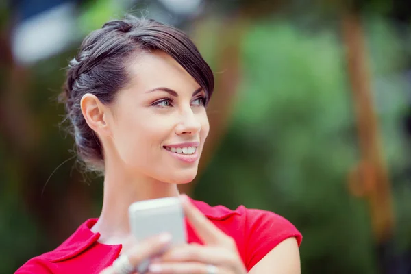 Portrait of businesswoman with mobile phone — Stock Photo, Image