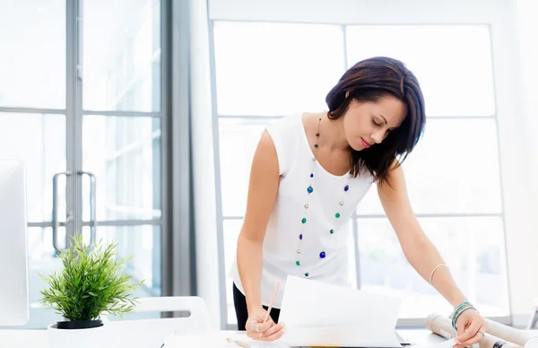 Femme d'affaires réussie moderne — Photo