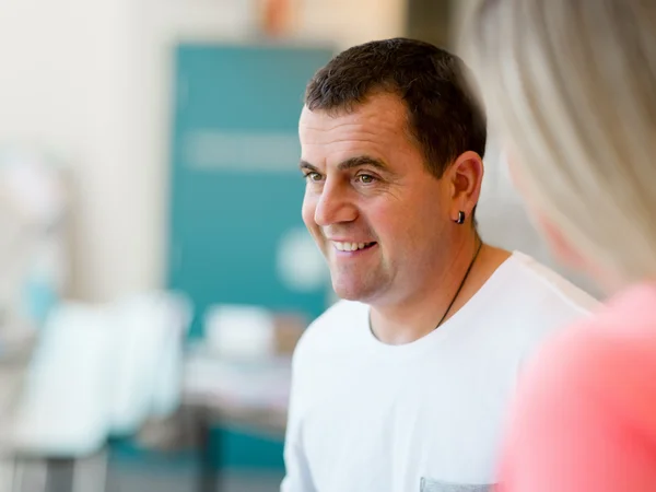 Portrait d'un homme souriant à l'intérieur — Photo