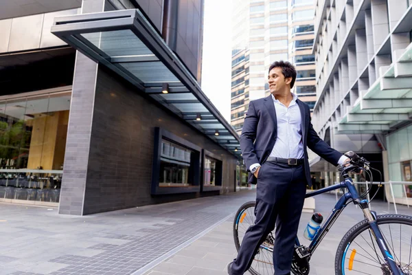 Exitoso hombre de negocios montar en bicicleta — Foto de Stock