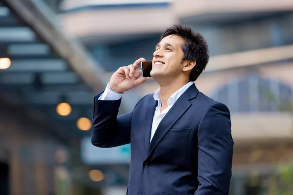 Retrato de empresario confiado con teléfono móvil al aire libre — Foto de Stock